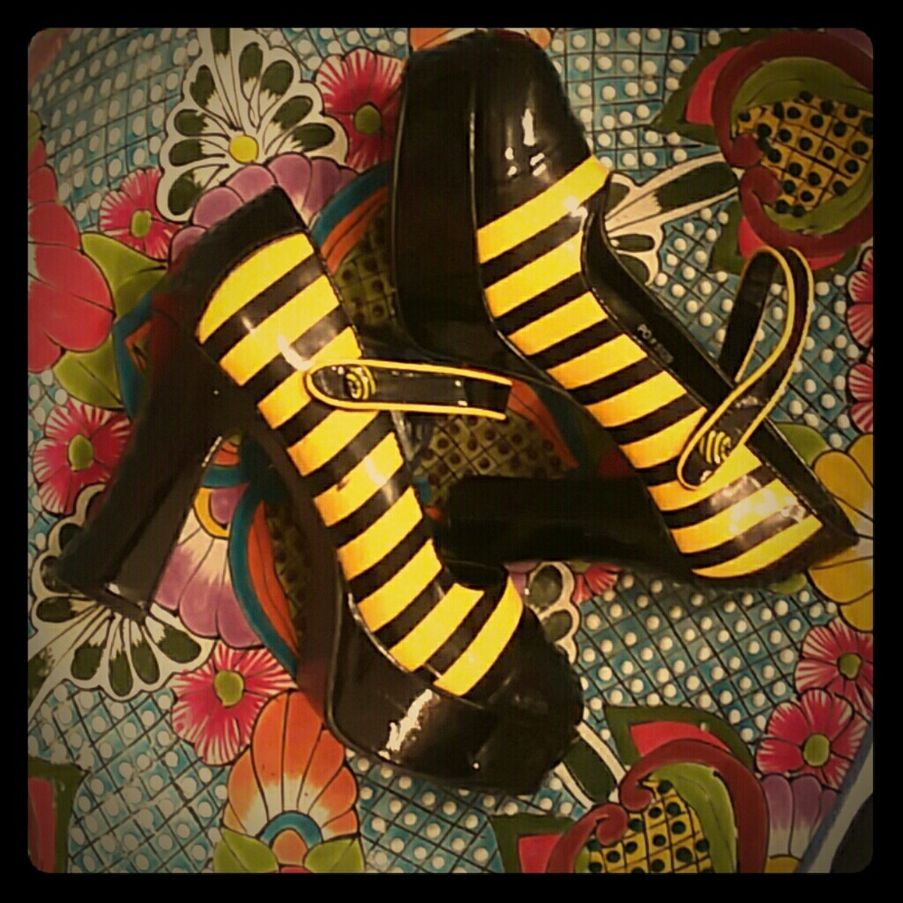 BRAND....Funtaisma..Step into fun 4" block heels..